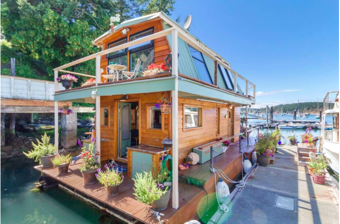 A simply gorgeous cottage-like houseboat that includes the most enchanting solarium