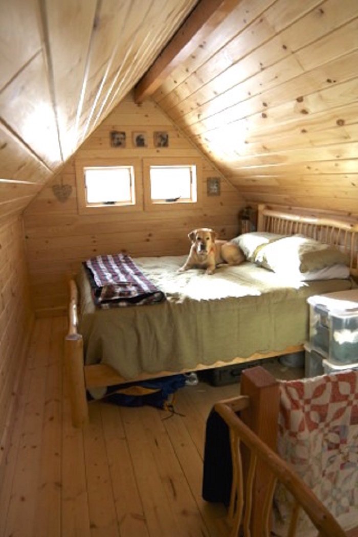 This Tiny Loft Cabin Has a Wonderfully Traditional Look About It!
