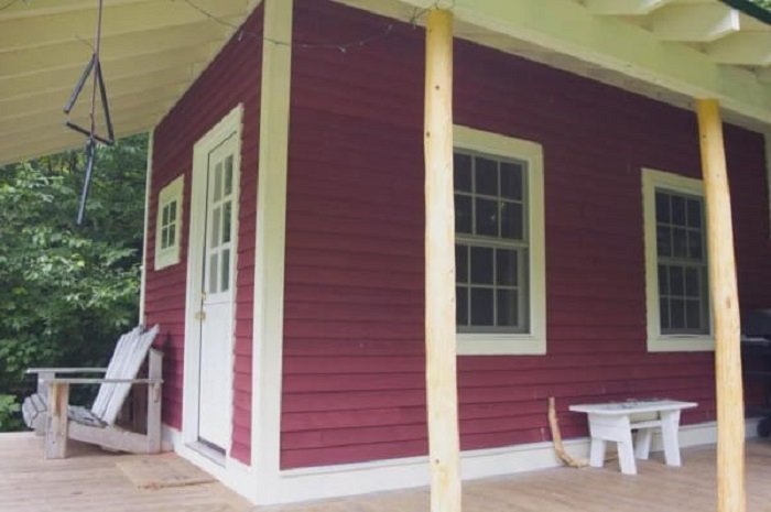 This Tiny Loft Cabin Has a Wonderfully Traditional Look About It!