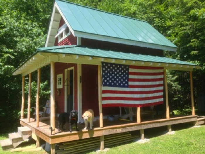 This Tiny Loft Cabin Has a Wonderfully Traditional Look About It!