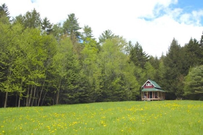 This Tiny Loft Cabin Has a Wonderfully Traditional Look About It!