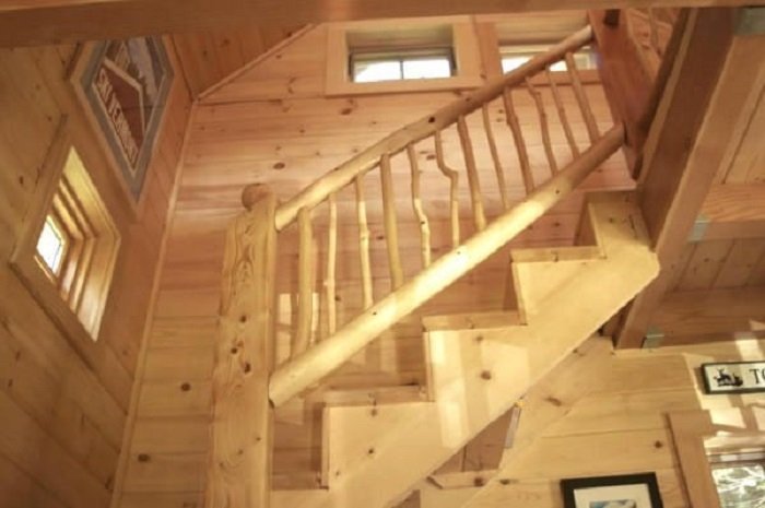 This Tiny Loft Cabin Has a Wonderfully Traditional Look About It!