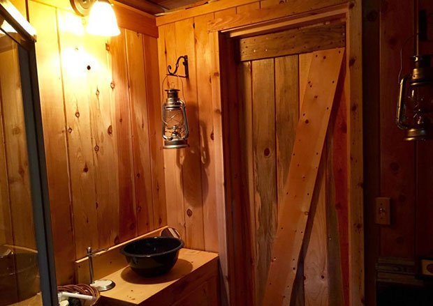 Montana log cabin bathroom