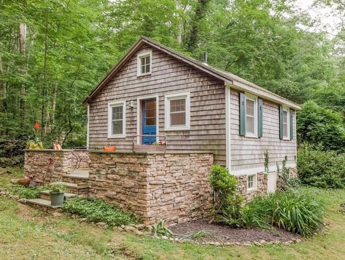 Peek inside this tiny cottage: you’ll love the rustic hardwood floors